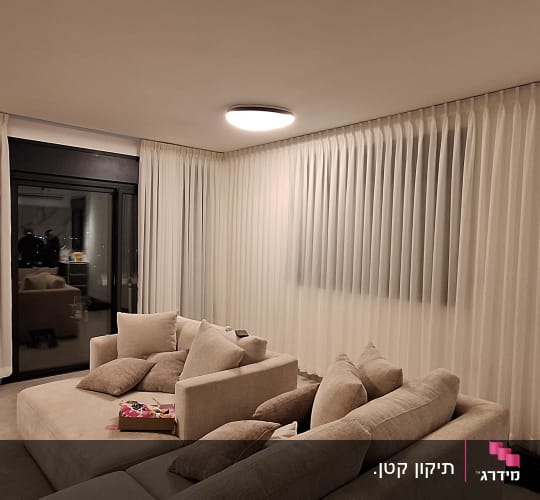 סלון עם וילונות, ספה וסולם קטן